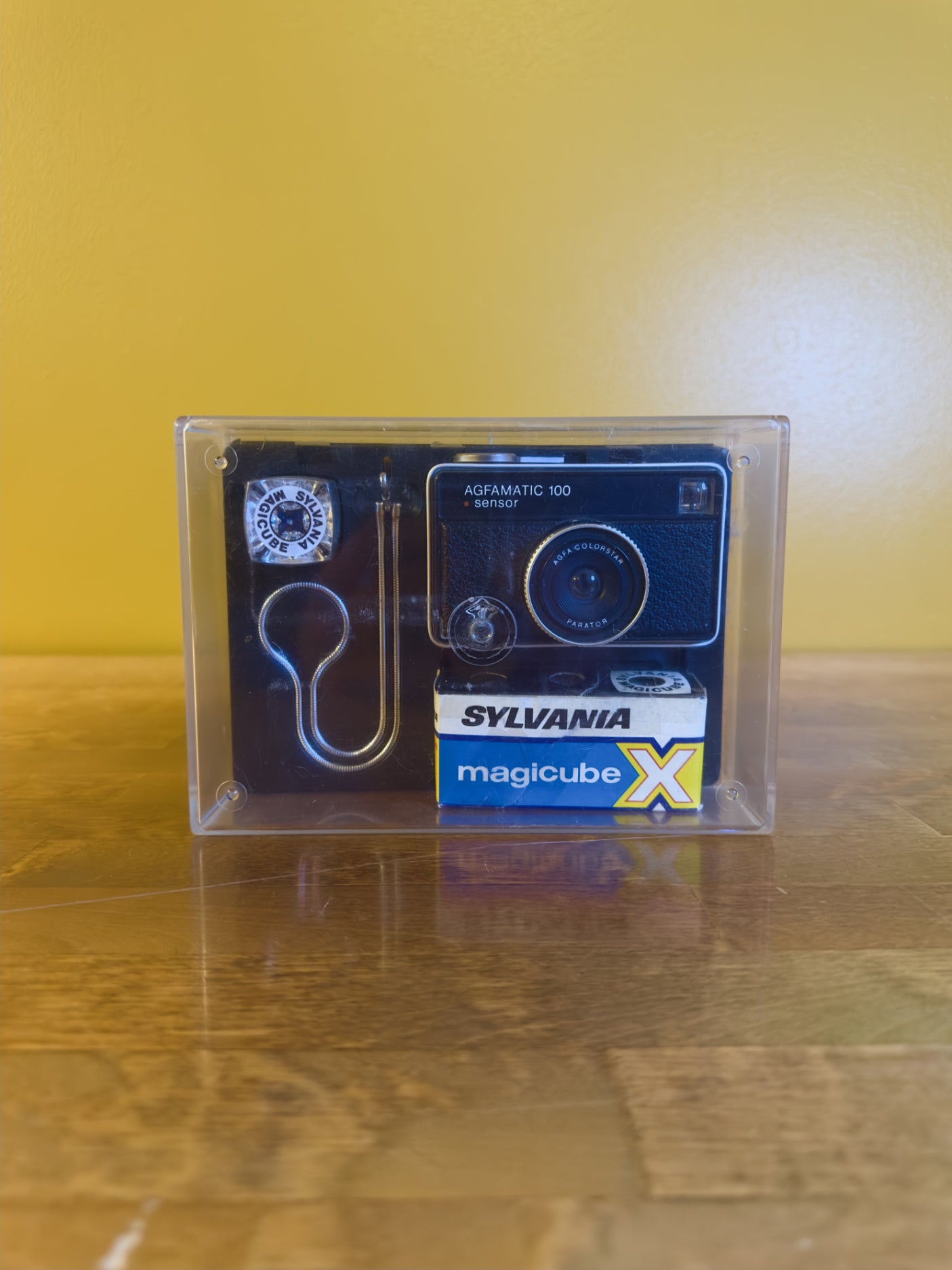 Agfamatic 100 -kamera + lisätarvikkeet