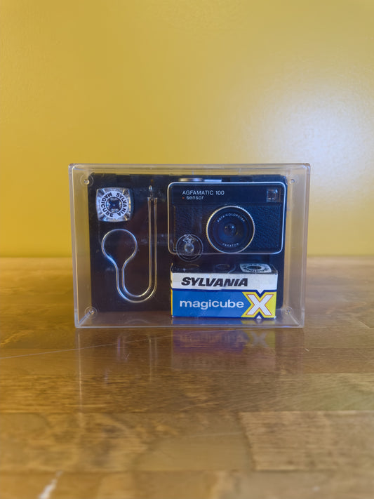 Agfamatic 100 -kamera + lisätarvikkeet