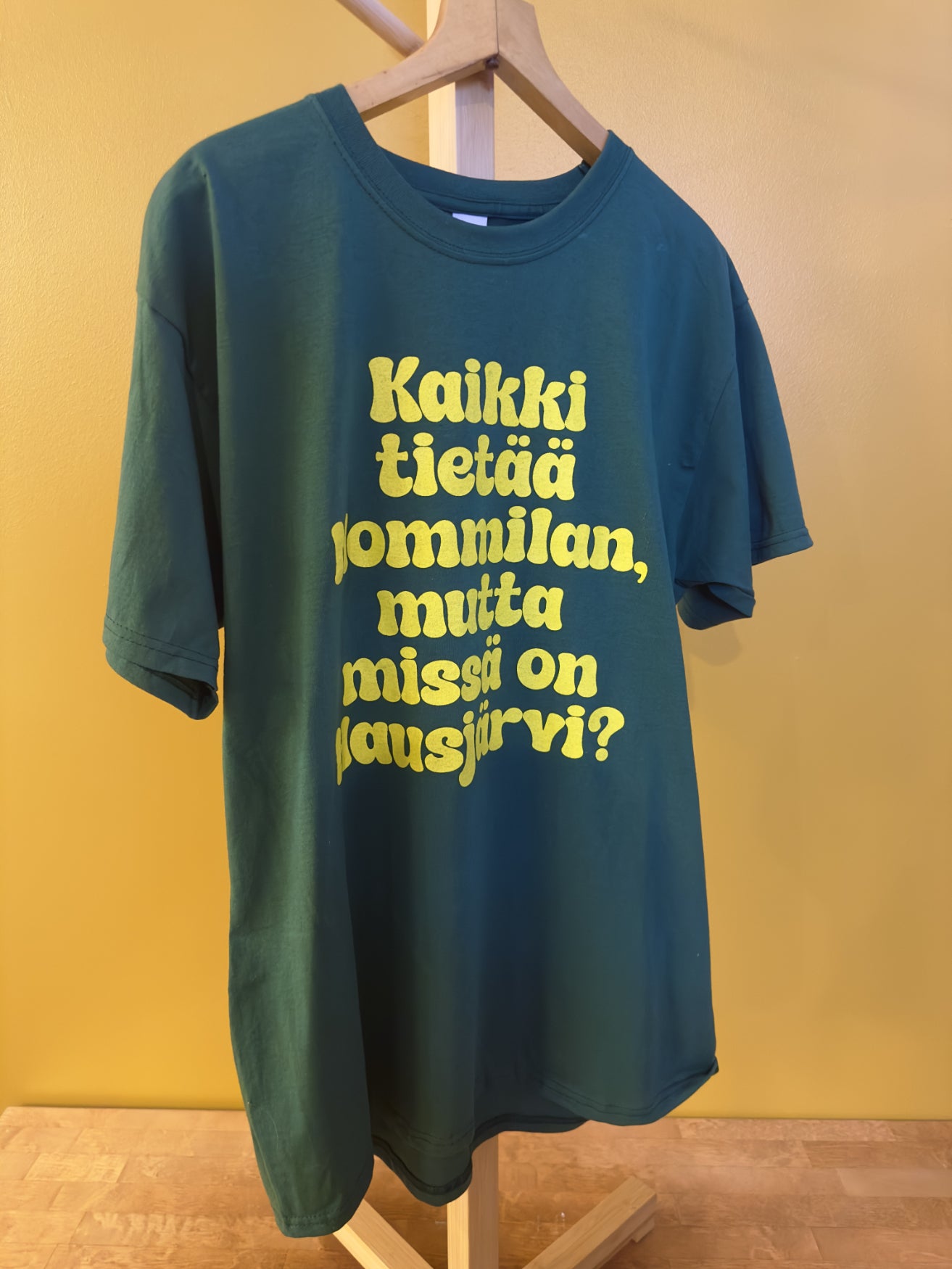 T-Paita Mommilan Kyläpuoti