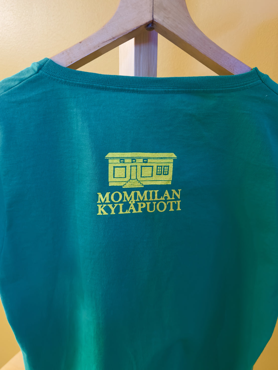 T-Paita Mommilan Kyläpuoti